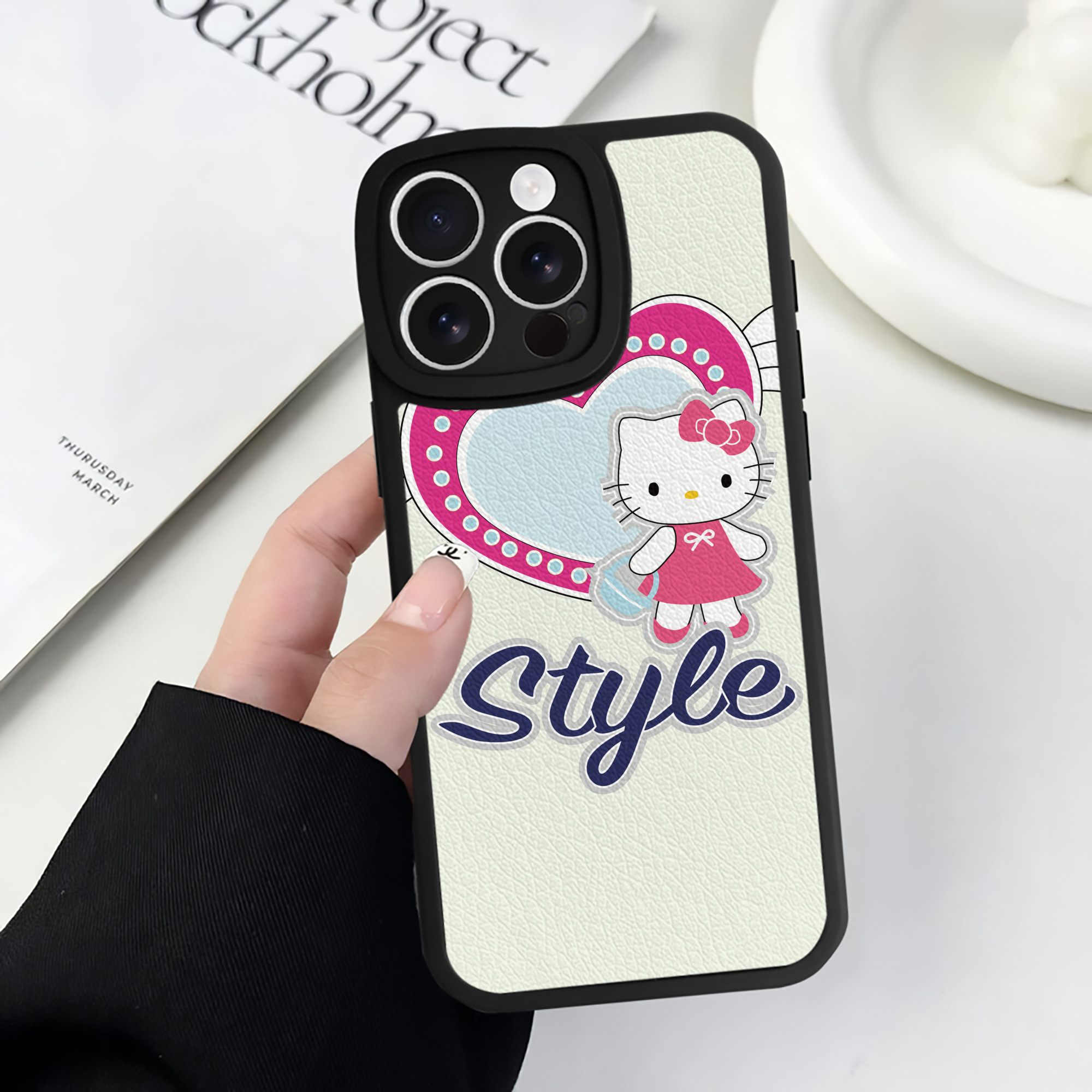 （画像用） Hello Kitty ハローキティ 【iPhone 16シリーズ対応】シリコンスマホケース（レザー調） 材質：シリコン